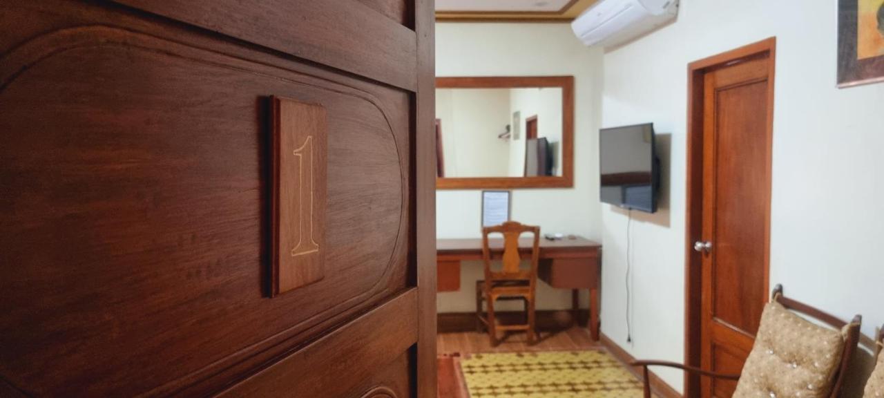 Casa Familya Hotel Batac Екстериор снимка